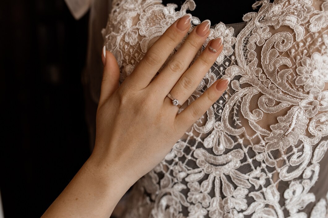Jak idealnie dopasować biżuterię do sukni ślubnej?