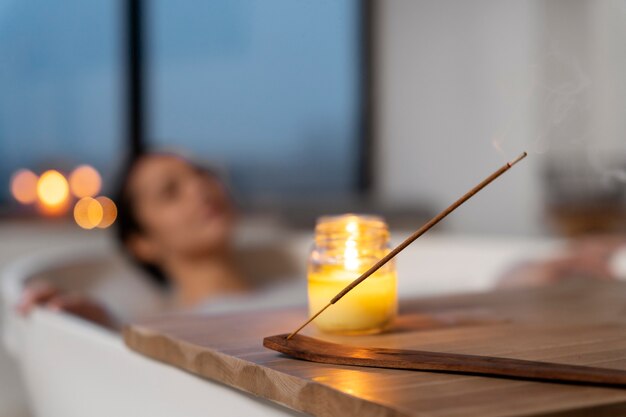 Jakie korzyści dla umysłu i ciała przynosi stosowanie naturalnych aromatów podczas medytacji?