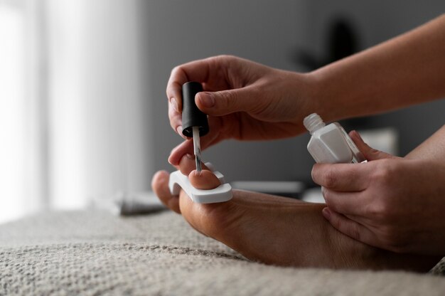 Jakie korzyści przynosi używanie specjalistycznych akcesoriów do pielęgnacji stóp?