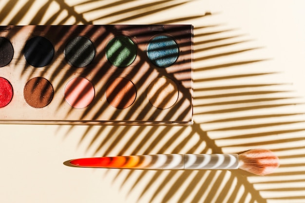 Jak odkryć swój unikalny styl poprzez eksperymentowanie z kolorami i fakturami w makijażu?