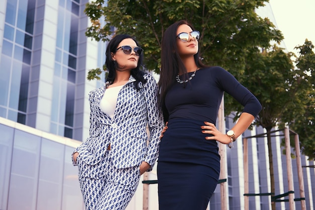 Jak wybrać idealną sukienkę na każdą okazję: Przewodnik po stylach i trendach