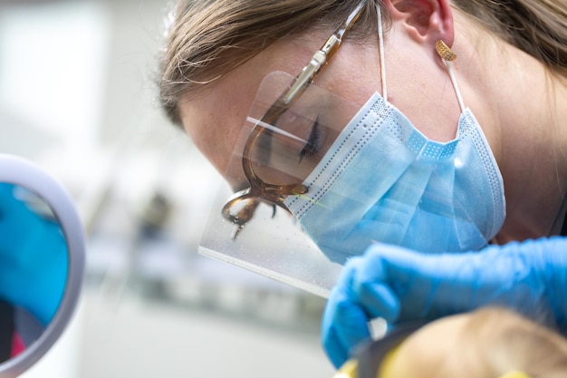 Zalety stosowania nowoczesnych klejów stomatologicznych w praktyce dentystycznej